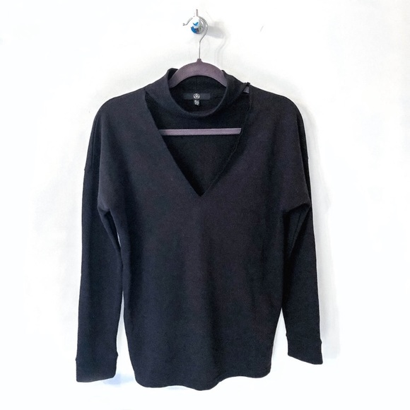 Black V-Neck Cut Out - Picture 2 of 3